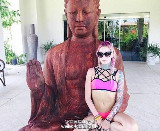 女子坐在佛像上