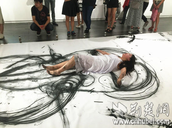 湖北美院女大學(xué)生人體作畫 展現(xiàn)女性之美