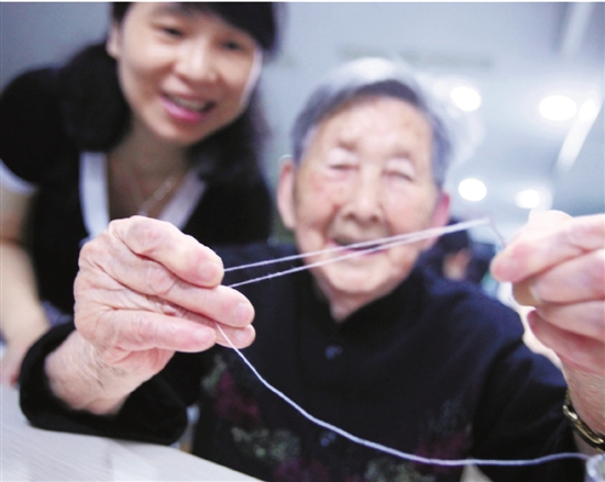 杭州老人80岁独自旅游100岁出书 身心健康有