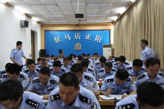 正陽縣公安局局黨委班子成員及中層干部40余名同志進行考試