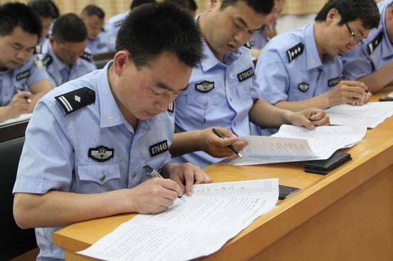 局黨委班子成員及中層干部40余名同志進行考試