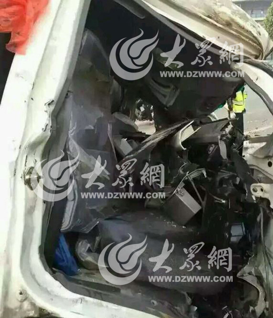 驾驶室撞变形(网友供图)