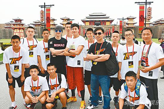 何润东及张勋杰带台湾的中学生参观影城