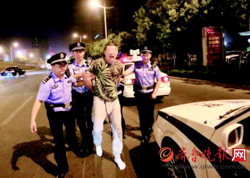 被警方当场控制的袭警人员。