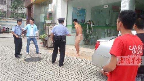 民警考虑到裸男情绪激动,将他制服后带回派出所调查。