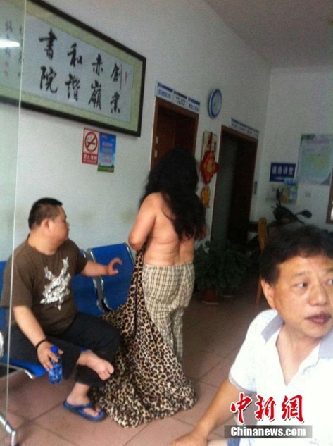 网曝女子洗澡时被全裸拖出 房子遭强拆