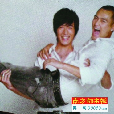 胡歌和袁弘玩“公主抱”