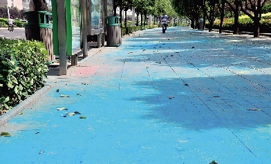 活動結(jié)束后，被彩粉覆蓋的路面