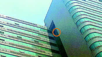 女子爬上22层楼窗户,想往下跳。