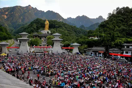 6000游客共享欒川八大碗，場面極為震撼和壯觀！