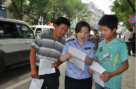 正阳县公安局民警走上街头对儿童进行宣讲