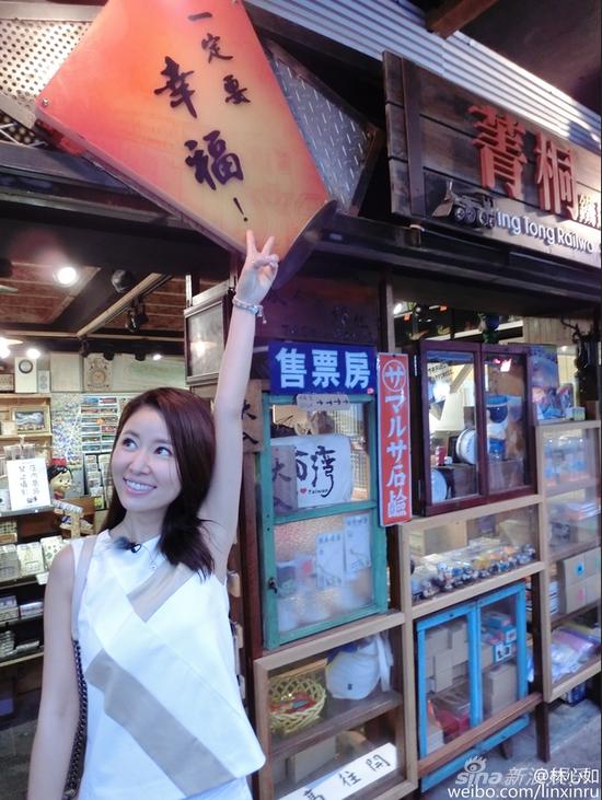 林心如比V卖萌