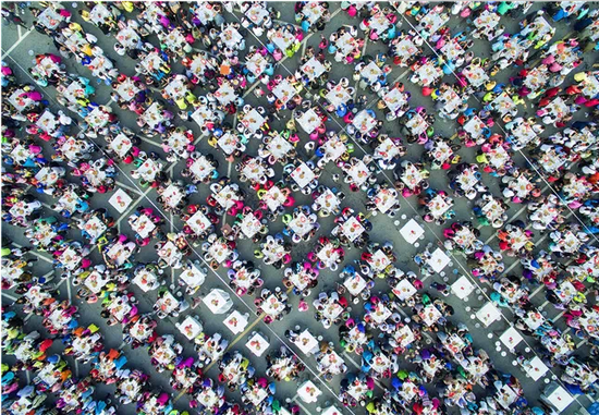 6000游客共享欒川八大碗，場面極為震撼和壯觀！