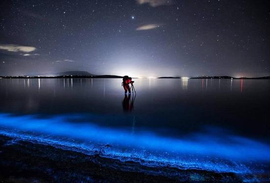 一位摄影师在澳大利亚霍巴特的德文特河(River Derwent)拍摄了一组美丽的照片并发布至网上。