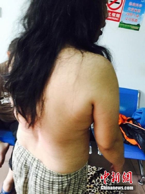 网曝女子洗澡时被全裸拖出 房子遭强拆