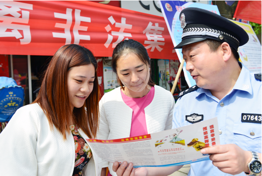 民警現場講解非法集資的危害