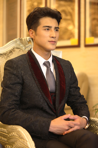 姜潮西装帅气出席活动幽默