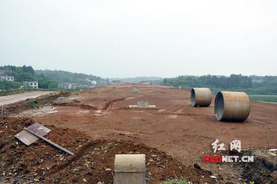 (建设中的坪塘大道南延线，明年6月道路将直达湘潭。资料图)