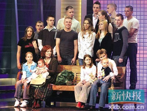 多年以前,超高龄产妇安内格雷特·劳尼克就是个新闻人物了。这是2005年时,她和自己的一大家子登上德国的电视节目。图片来自英国《卫报》网站