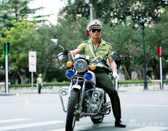 张宁江制服英气勃发