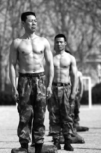 张丰毅在《真正男子汉》节目中秀肌肉