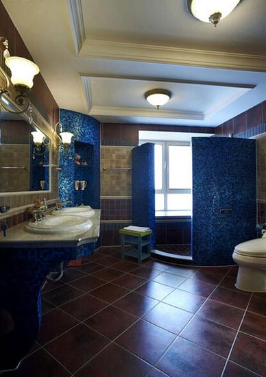 蓝色系的马赛克瓷砖与褐色的地砖相搭
