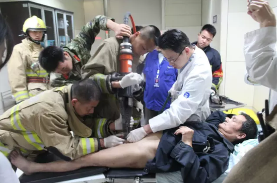 杭州大叔因好奇把铁螺帽套在生殖器上 钻2个多