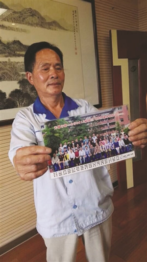 毛阿公激动地展示照片。
