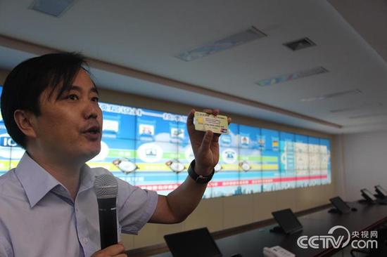张鹏向记者展示智慧咸阳建设措施之一，整合有关财政惠民资金支付系统的“一卡通”