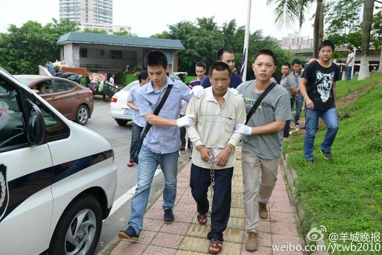 圖為嫌疑人被帶去指證現(xiàn)場。