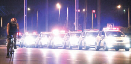 郑州警方出动7辆警车严查飙车 可依法追究刑事责任