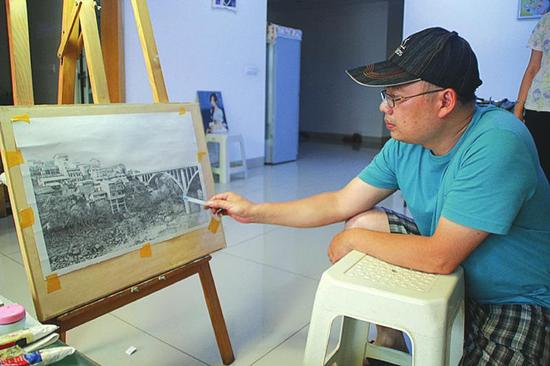 四川最文艺保安白守门夜作画 钢笔绘家乡获点