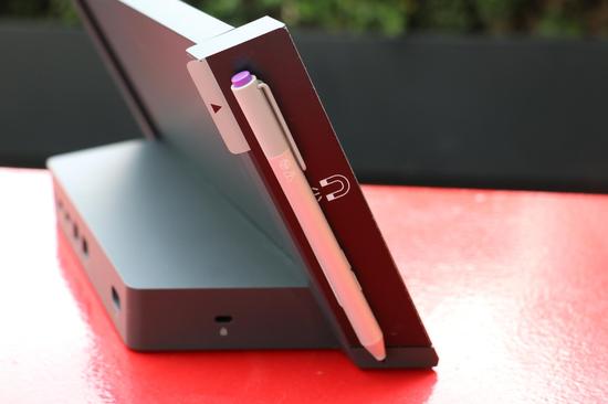 可以吸附在扩展坞上面