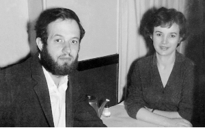 1960年，纳什和妻子艾丽西亚在巴黎。当时纳什已开始受到精神分裂症困扰。