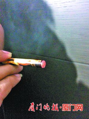 一些学生背着老师和家长抽电子烟。