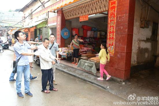 圖為嫌疑人指證現(xiàn)場。