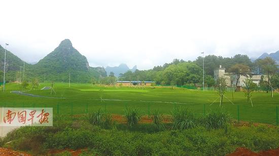 桂林体育休闲中心高尔夫球场还没开业就被取缔，目前外观仍为高尔夫球场。