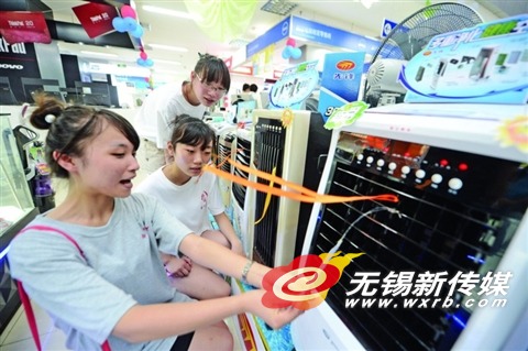 市民在商场选购空调扇(CFP)