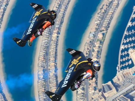这个疯狂的飞行人来到迪拜荒漠上空，上演空中“斗舞”。