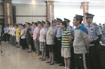被告人陈加贵(前排右一)等11名被告人接受宣判。