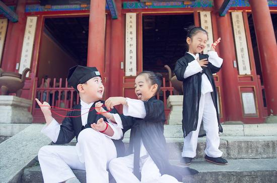 最萌小道士萌化网友 童年游戏唤醒儿时记忆