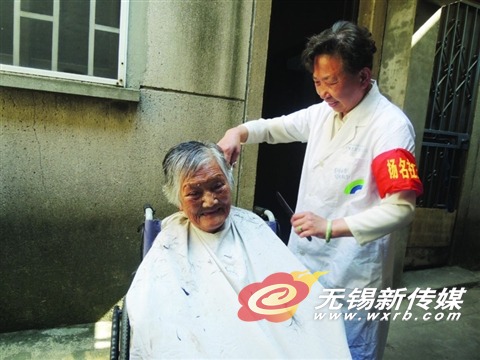 郭琳仙为老人理发。 倪睿孜/摄
