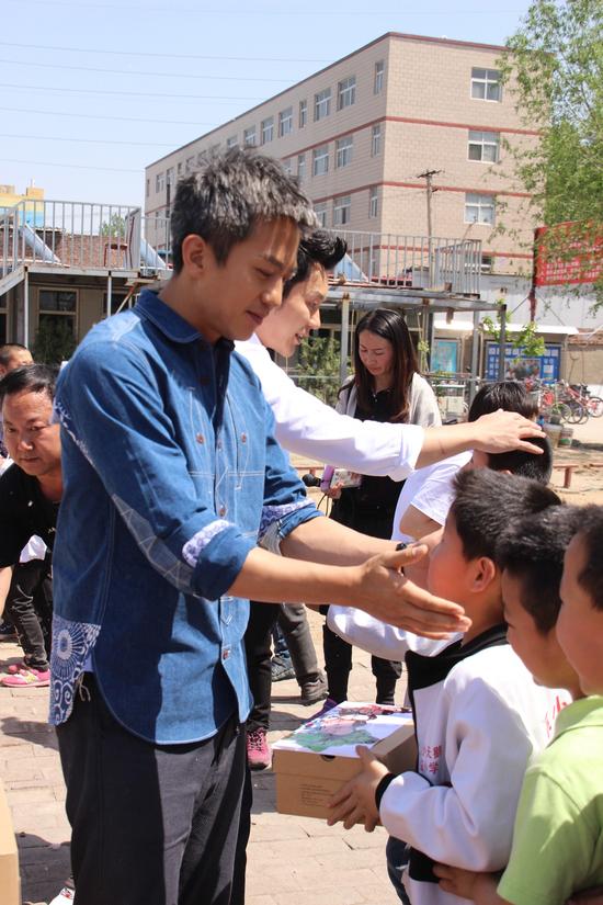 邓超、李晨为公益学校送跑鞋