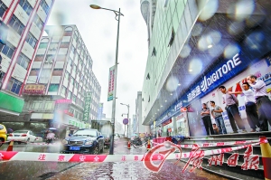 昨日,事发地的路灯周围拉起了警戒线。广州日报记者陈忧子 摄