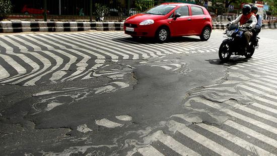 《印度斯坦时报》26日的封面图片显示，首都新德里的一条道路融化，斑马线变得扭曲模糊。(Sanjeev Verma/ HT photo)