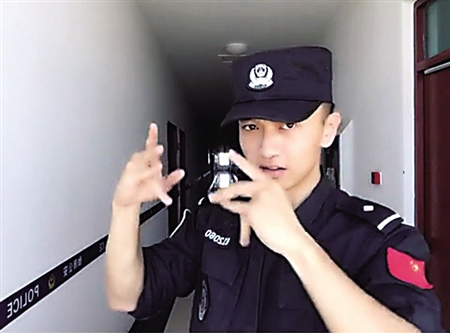 警察小哥自创手指舞 网友点赞惊呼帅炸了