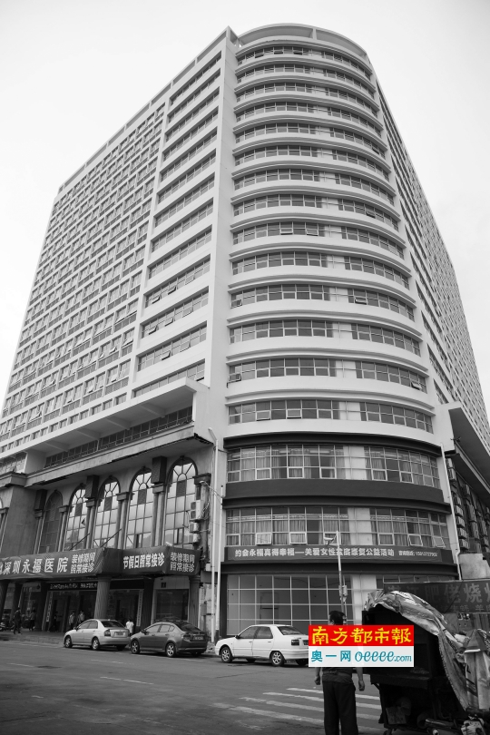 两年前被举报时违建刚起来,如今违建已主体完工正常营业。南都记者刘有志 陈文才 摄
