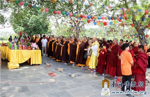 蓝毗尼圣园内，中华寺与多国佛教寺院共同举行浴佛法会