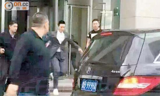 黄晓明与Angelababy昨天被拍到在青岛市南民政局领证后离开