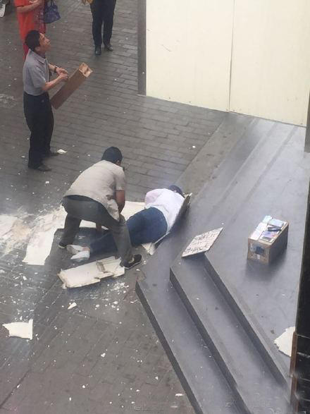 女子小寨逛街 被墻皮砸中頭部鮮血直流